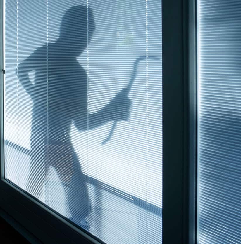 Einbrecher vor dem Fenster